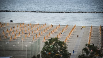 Una spiaggia nelle vicinanze