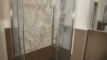 Dusche, Haartrockner, Bidet, Handtücher