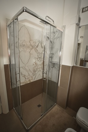 Shower, hair dryer, bidet, towels - HIGH FLOOR SEA VIEW - APARTMENT WITH 30 SQM TERRACE (Rimini)
