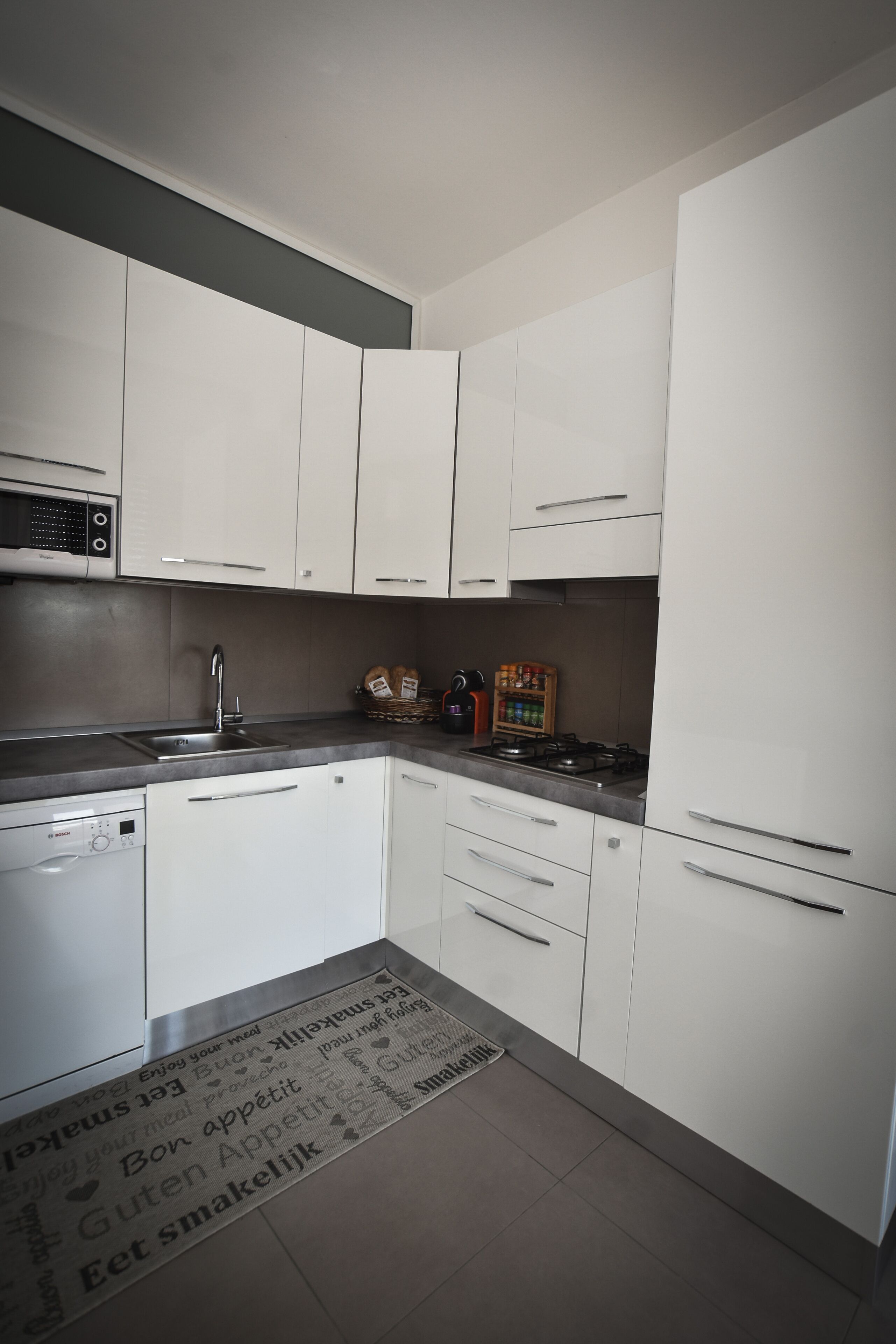 Kühlschrank, Mikrowelle, Herdplatte, Geschirrspüler