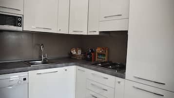 Frigorifero, microonde, piano cottura, lavastoviglie