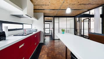 Réfrigérateur, micro-ondes, plaque de cuisson, cafetiÚre/bouilloire