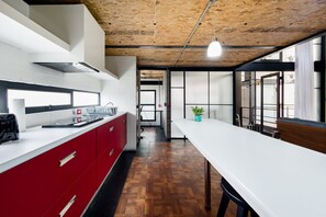 Kühlschrank, Mikrowelle, Herdplatte, Wasserkocher mit Kaffee-/Teezubehör