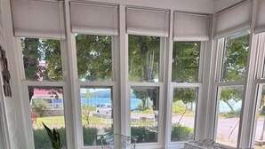 Un solárium con zona de estar, ventanas amplias y vistas al exterior.