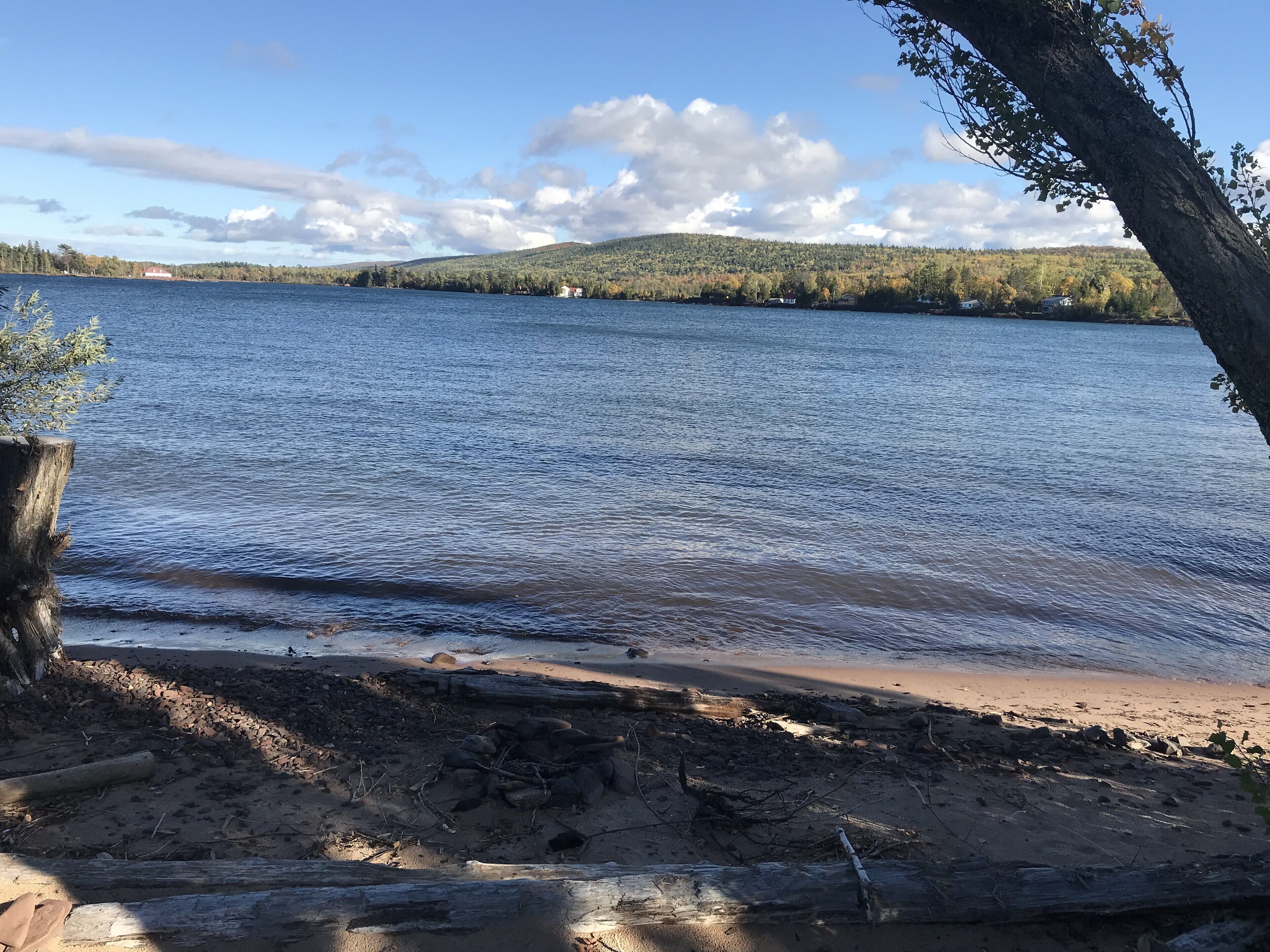 På stranden, solsenger og strandhåndklær