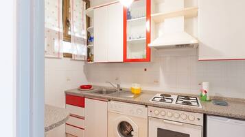 Kühlschrank, Ofen, Herdplatte, Wasserkocher mit Kaffee-/Teezubehör