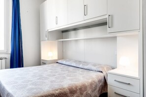 1 habitación, tabla de planchar con plancha y ropa de cama 
