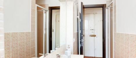 Dusche, Haartrockner, Bidet