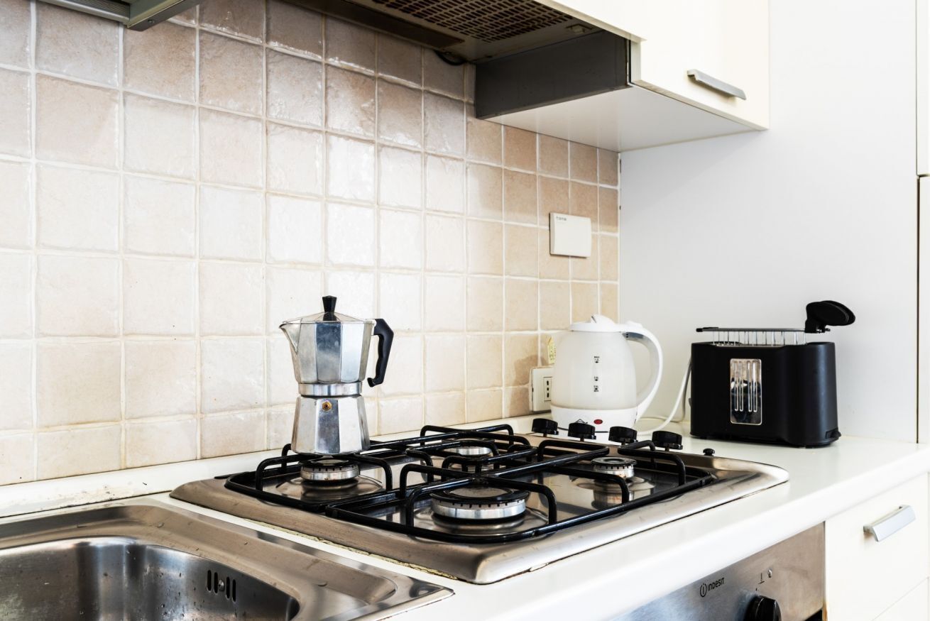 Kjøleskap, mikrobølgeovn, ovn og kokeplater