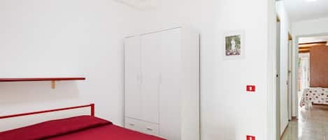 3 habitaciones, tabla de planchar con plancha, wifi y ropa de cama