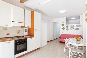 Réfrigérateur, four, plaque de cuisson