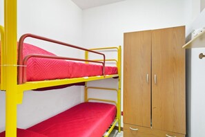 3 habitaciones, tabla de planchar con plancha, wifi y ropa de cama 