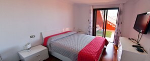 4 chambres, fer et planche à repasser, lit de bébé portatif