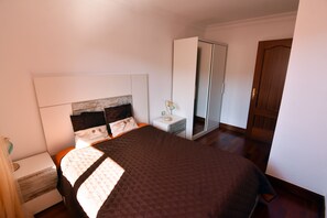 4 chambres, fer et planche à repasser, lit parapluie, Wi-Fi gratuit