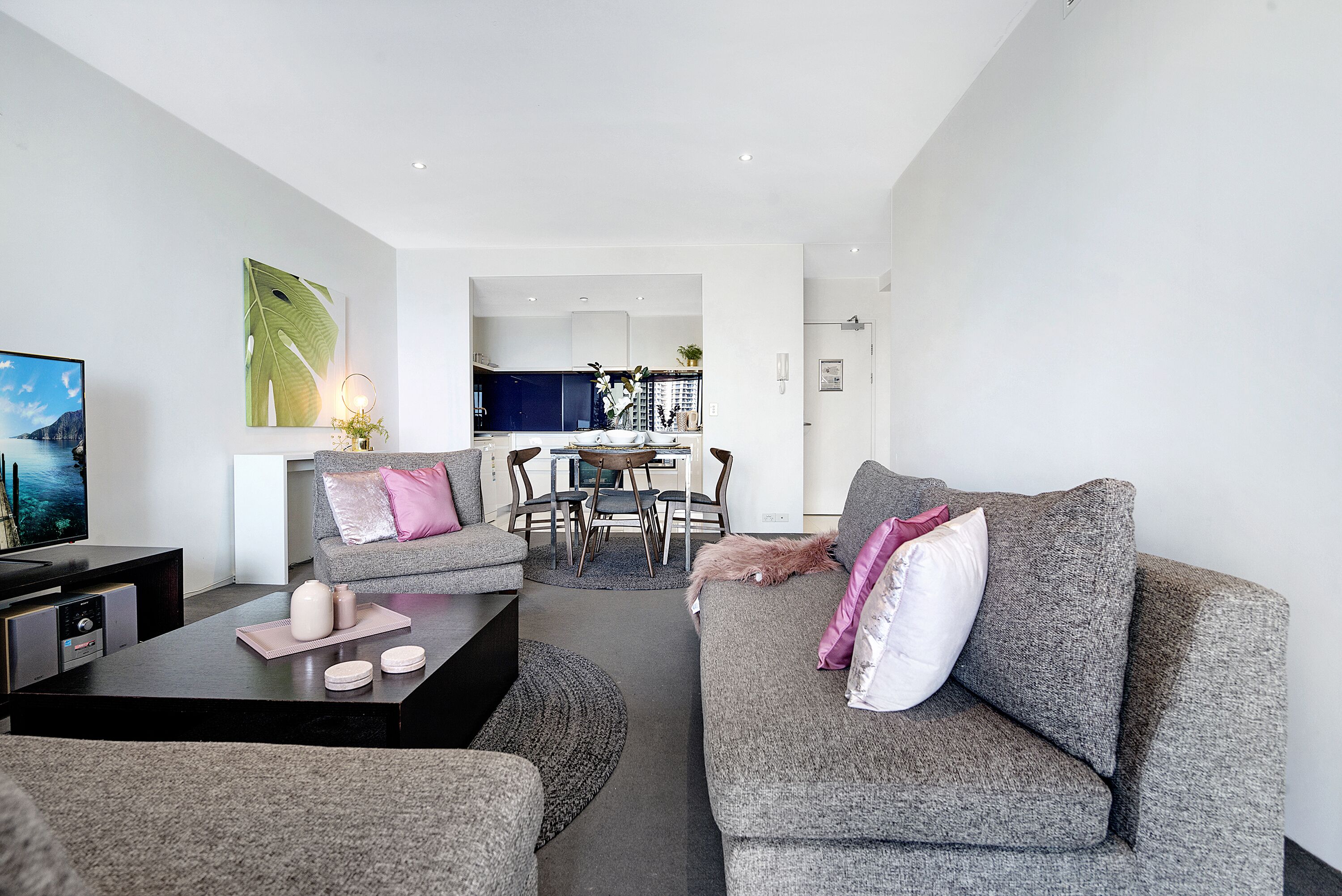 SLEEPS UP TO 5, HEART OF CITY, 1 NIGHTS AVAIL, BROADBAND 