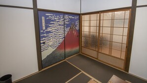 A traditional Japanese room with tatami flooring, shoji screens, and a view of Mount Fuji. - Ra Villa Hanazono (Osaka)
