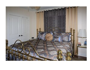 2 عدّة غرف نوم ومكواة/لوح كي وواي فاي مجانًا وملاءات أسرّة