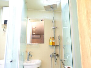 Dusche, Regendusche, Haartrockner, Handtücher