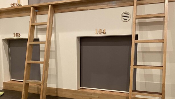 A room with two beds, each with a wooden ladder and a number above it. - Hostel Hirosaki - Hostel (Hirosaki)