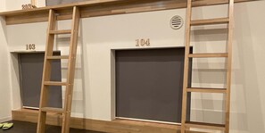 Dormitório compartilhado (1 Double Bed) | Ferros/tábuas de passar roupa, Wi-Fi de cortesia, roupa de cama