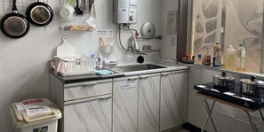 冷蔵庫、電子レンジ、電気ポット、トースター