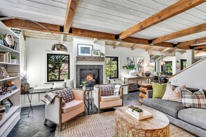 Televisio, takka, kirjoja, stereot