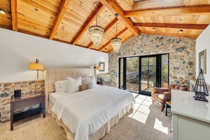 3 makuuhuonetta, työpöytä, silitysrauta/-lauta, vauvan matkasänky