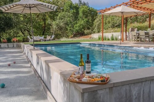 Family Fun in Glen Ellen: Pool, Hot Tub & Pickleball!
