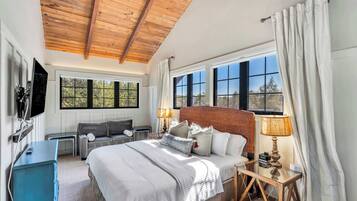 3 sovrum, skrivbord, strykjärn/strykbräda och resesäng