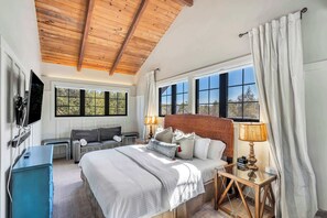 3 bedrooms, desk, iron/ironing board, travel crib