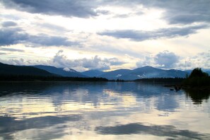 Lake - Charming Riverside Retreat - Cliff Cabin (Trout Creek)