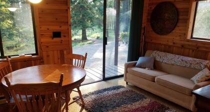 Charming Riverside Retreat - Cliff Cabin