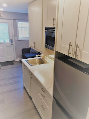 Réfrigérateur, micro-ondes, plaque de cuisson, cafetière/bouilloire