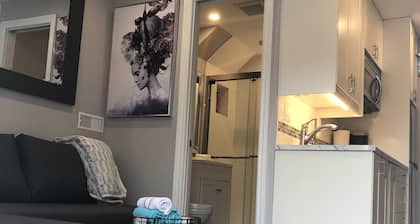 Niagara Luxury - Cozy Tiny Home Suite by the River