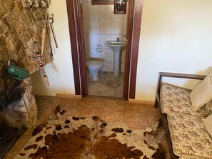 Een bad/douchecombinatie, handdoeken, toiletpapier
