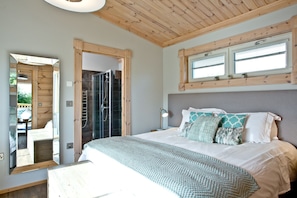1 bedroom, desk, iron/ironing board, internet