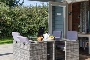 Outdoor dining - Cutterbrough, Great Field Lodges -  a lodge that sleeps 2 guests  in 1 bedroom (Braunton)