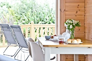 Outdoor dining - Swanpool, Great Field Lodges -  a lodge that sleeps 2 guests  in 1 bedroom (Braunton)