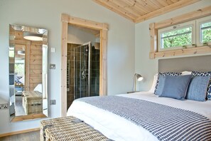 1 bedroom, desk, iron/ironing board, internet - Swanpool, Great Field Lodges -  a lodge that sleeps 2 guests  in 1 bedroom (Braunton)