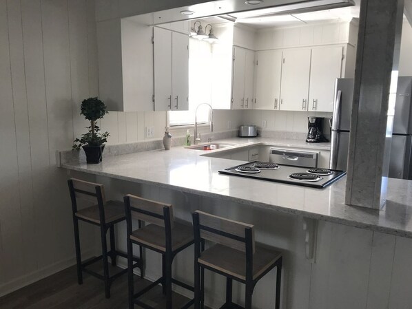 Full-size fridge, microwave, oven, stovetop