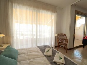2 bedrooms, iron/ironing board, internet, bed sheets - InmoBooking Penthouse Novelty (Salou)