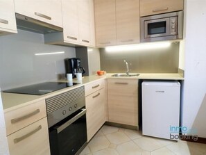 Fridge, microwave, oven, coffee/tea maker - InmoBooking Penthouse Novelty (Salou)