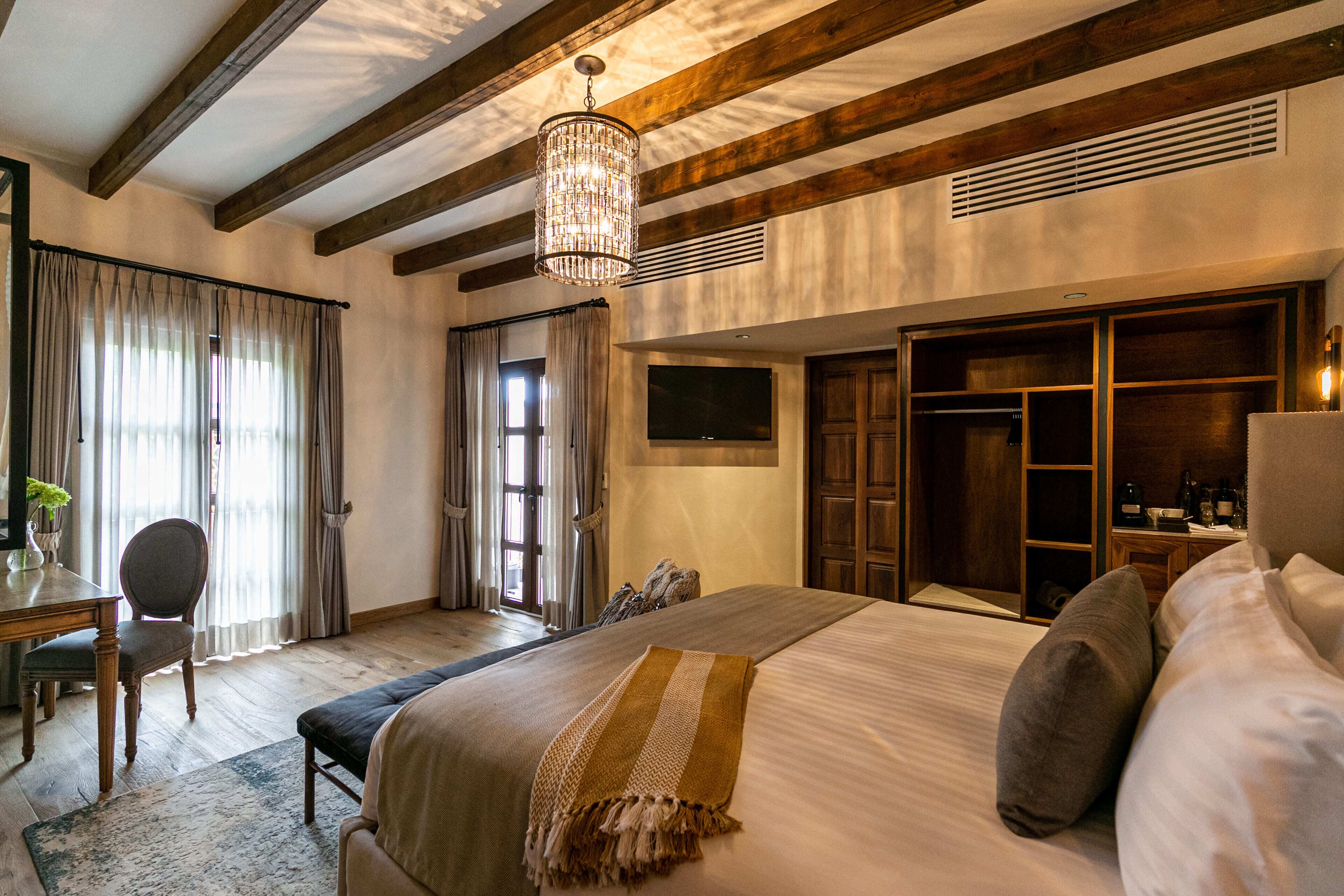 Minibar, caja de seguridad en la habitación y cortinas blackout 