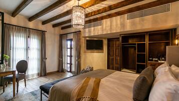 Minibar, caja de seguridad en la habitación y cortinas blackout