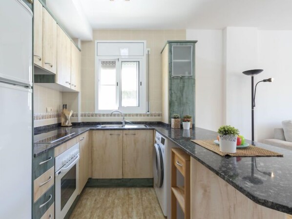 Frigorífico, microondas, horno y tostadora