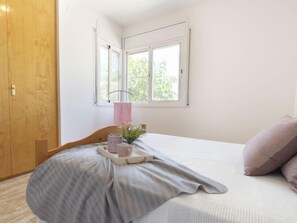 3 bedrooms, iron/ironing board, Internet