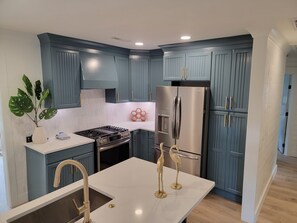 Een koelkast, een microgolfoven, een oven, een kookplaat