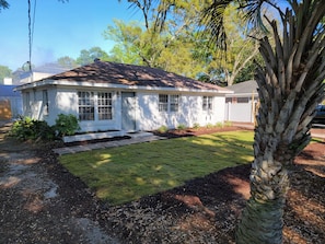 Exterior - THE SURF SHACK 3R / 2 BA / Old Mt. Pleasant near beaches, EVERYTHING! (Mount Pleasant)
