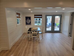 Dining - Charming Ranch Near Shem Creek, Sullivan's Island, IOP and Historic Charleston! (Mount Pleasant)