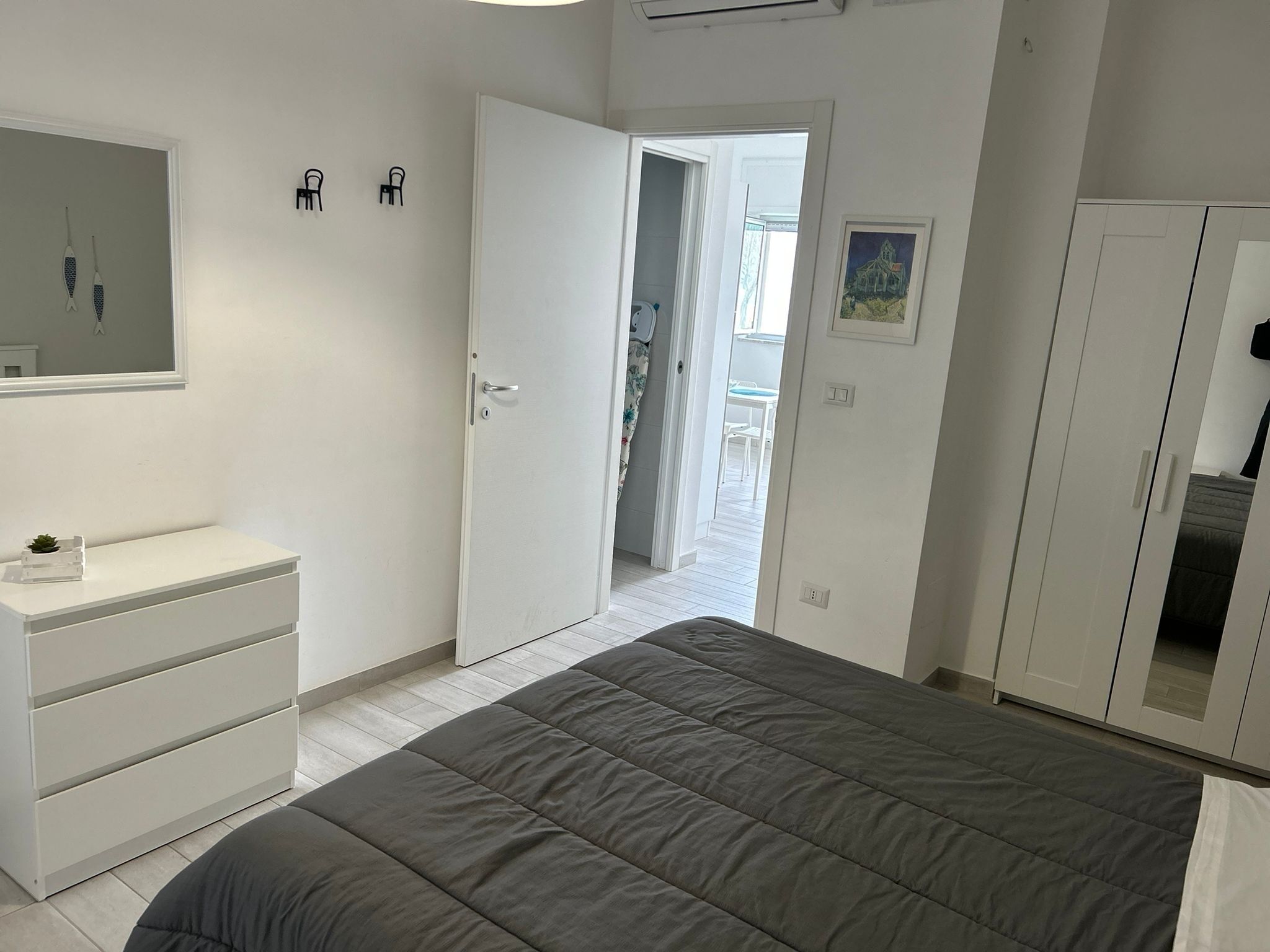 1 habitación, tabla de planchar con plancha, wifi gratis y ropa de cama 